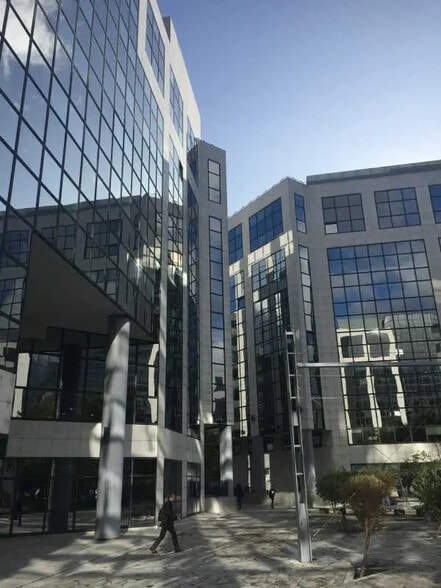 Office in Noisy-le-Grand for lease - Building Photo - Image 1 of 6