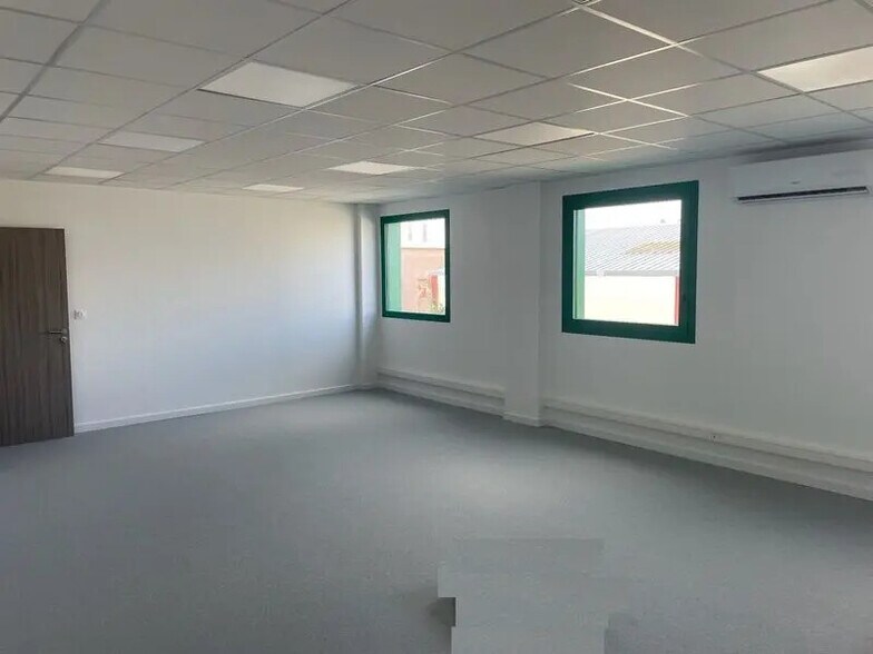 Flex in Mions for lease - Interior Photo - Image 3 of 5