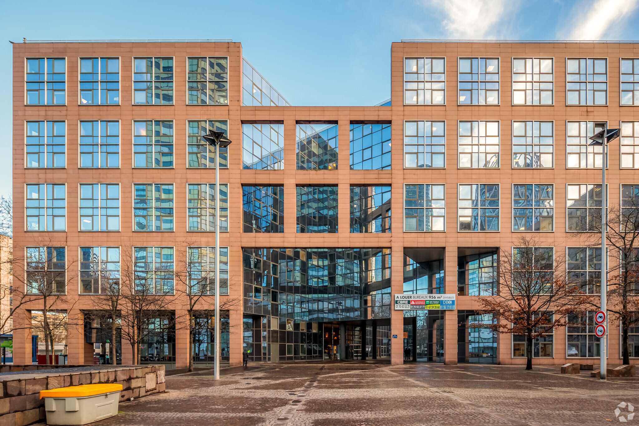 2-4 Place Des Vosges, Courbevoie for lease Primary Photo- Image 1 of 9