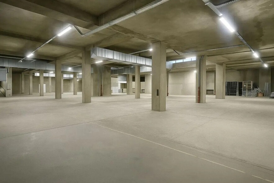 Industrial in Paris for lease - Interior Photo - Image 1 of 6