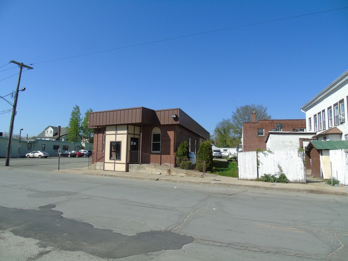 6 Railroad Plz, South Fallsburg, NY 12779