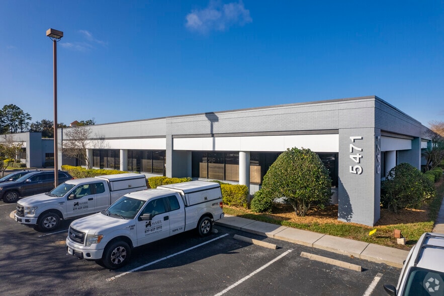 5471 W Waters Ave, Tampa, FL for lease - Building Photo - Image 3 of 9