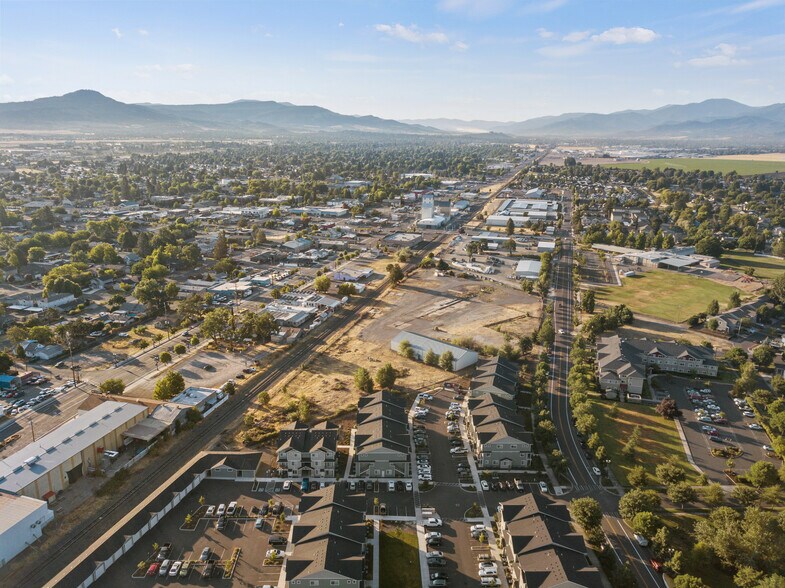320 N Haskell St, Central Point, OR for sale - Building Photo - Image 1 of 1
