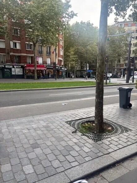 Retail in Paris for lease - Building Photo - Image 1 of 9