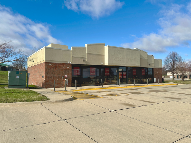 2181 Logan Ave, Waterloo, IA for lease - Building Photo - Image 2 of 5