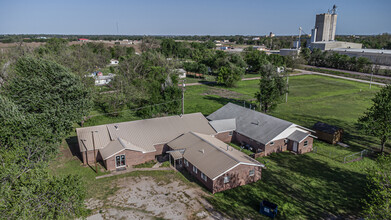 1028 N 11th St, Chickasha, OK - aerial  map view