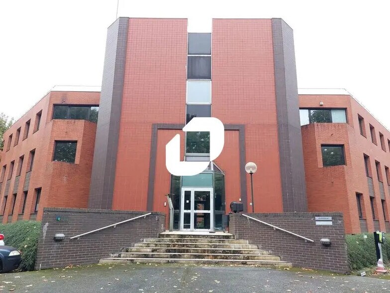 6 Rue Jean Pierre Timbaud, Montigny-le-Bretonneux for lease - Building Photo - Image 1 of 18