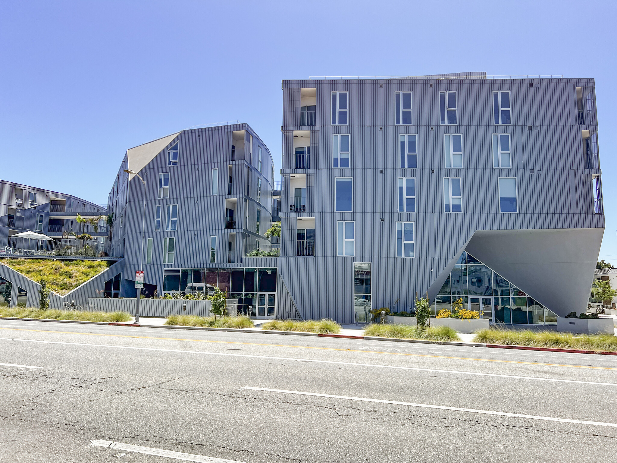 11776 Santa Monica Blvd, Los Angeles, CA for lease Building Photo- Image 1 of 3