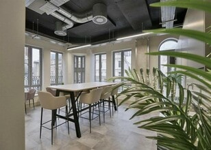 Trevelyan Sq, Leeds for lease Interior Photo- Image 2 of 9