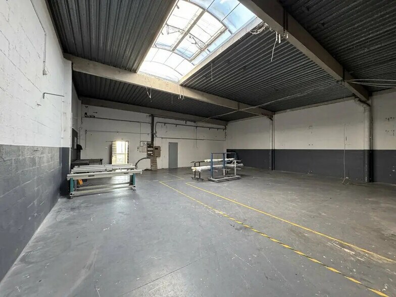 Flex in Lognes for lease - Interior Photo - Image 1 of 7