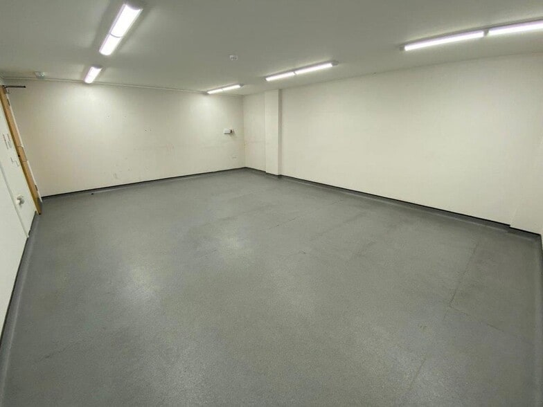 1 Riverside Av W, Lawford for lease - Building Photo - Image 3 of 13