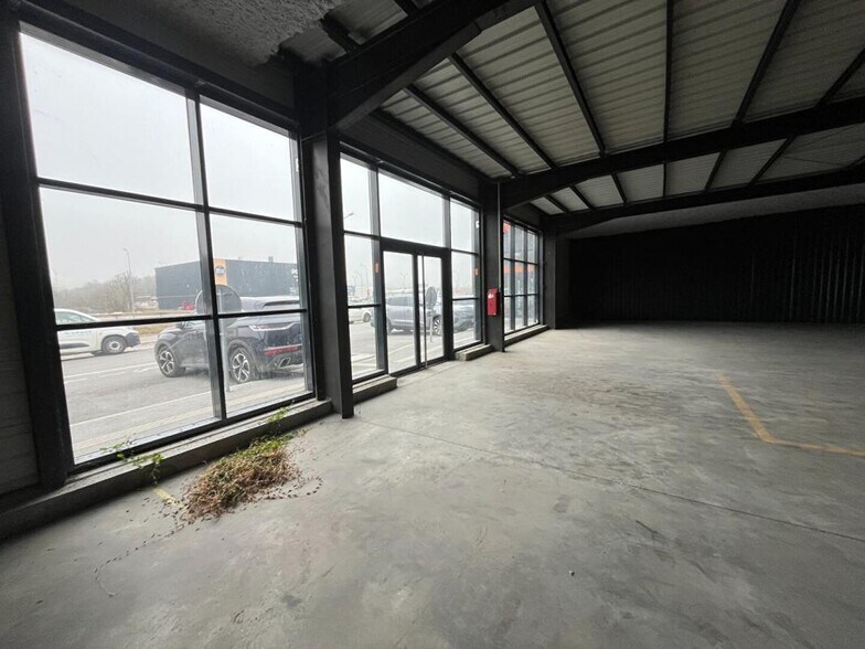 Retail in Besançon for lease - Building Photo - Image 1 of 3