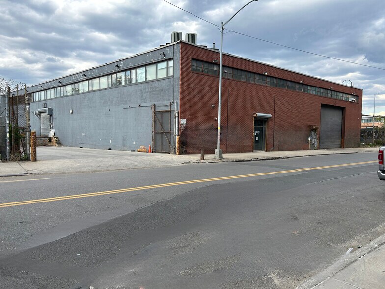 465 Johnson Ave, Brooklyn, NY for sale - Primary Photo - Image 1 of 1