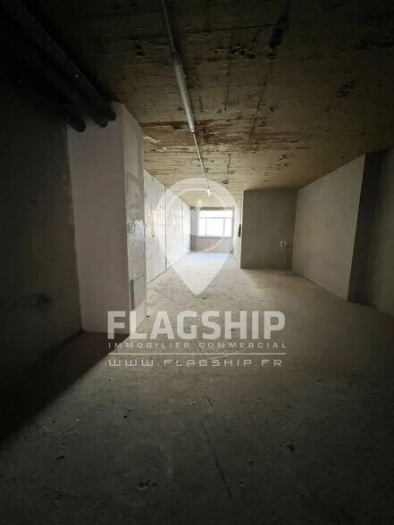 Retail in Paris for lease - Building Photo - Image 3 of 6