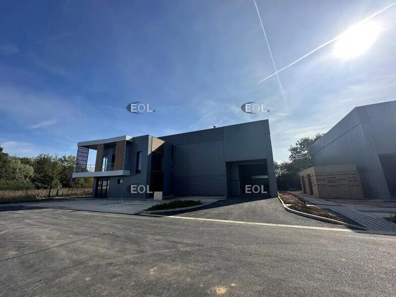 Flex in Chanteloup-en-Brie for lease - Building Photo - Image 1 of 9