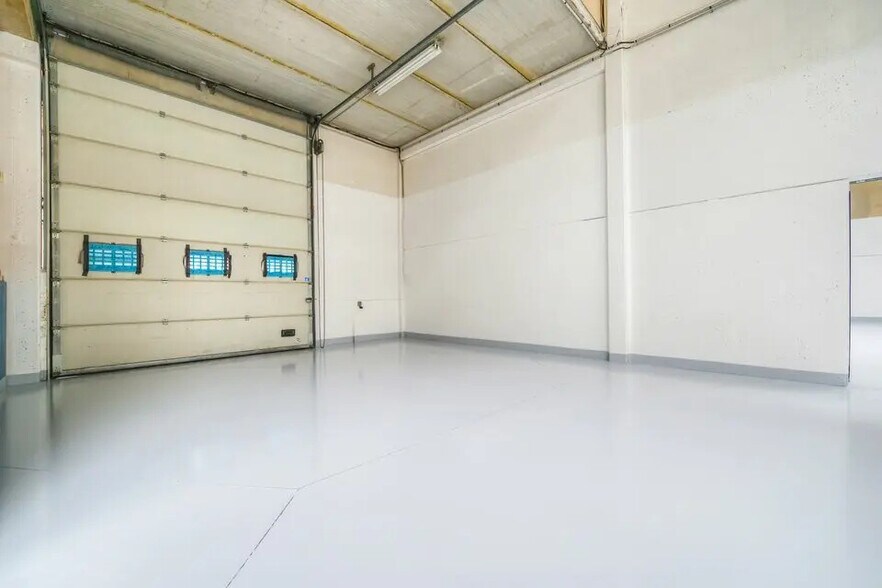 Flex in Ennery for lease - Interior Photo - Image 3 of 5