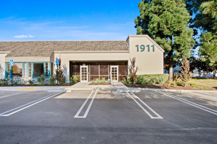 1911 Carnegie Ave, Santa Ana, CA for lease - Building Photo - Image 2 of 16
