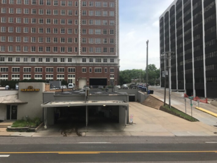 122 S Hanley Rd, Saint Louis, MO 63105