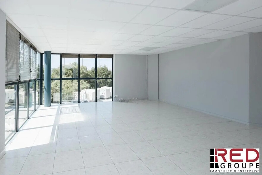 Office in Aubagne for lease - Building Photo - Image 1 of 4
