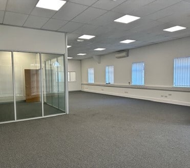 49 Mawney Rd, Romford for lease - Interior Photo - Image 3 of 9