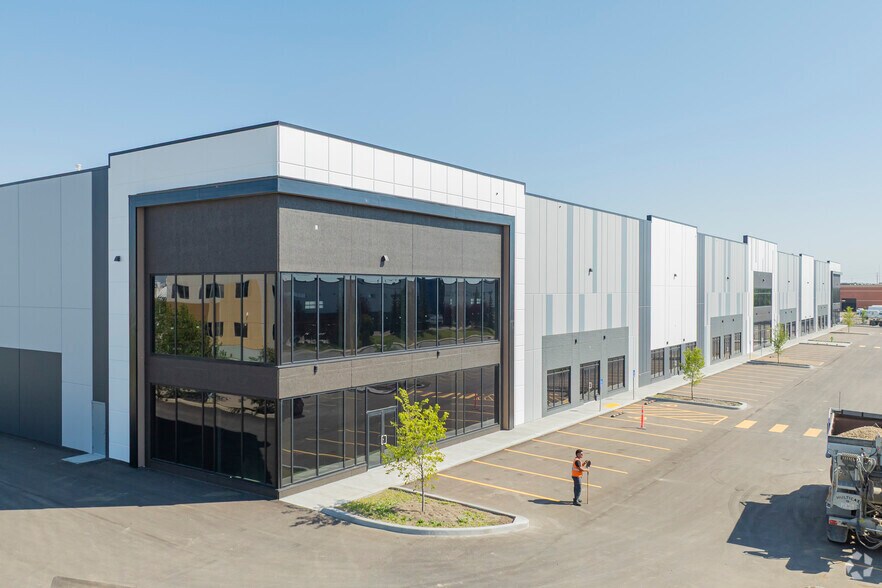 4750 102 Av SE, Calgary, AB for lease - Primary Photo - Image 1 of 4