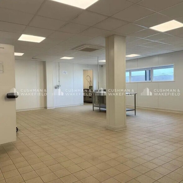 Flex in Benfeld for lease - Interior Photo - Image 2 of 11