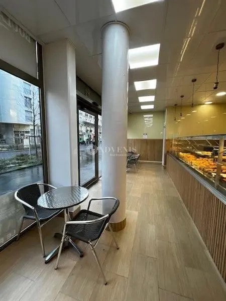 Retail in Paris for lease Interior Photo- Image 1 of 4