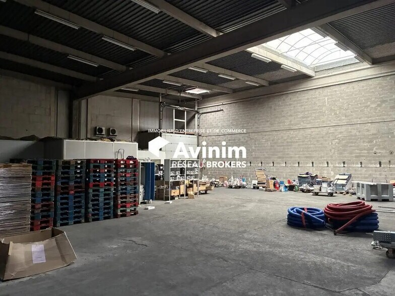Industrial in Vitrolles for lease - Building Photo - Image 2 of 8