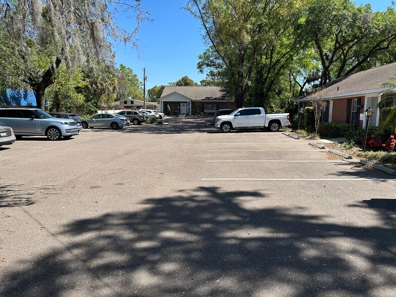 213 Kingsway Rd, Brandon, FL for lease - Building Photo - Image 2 of 12