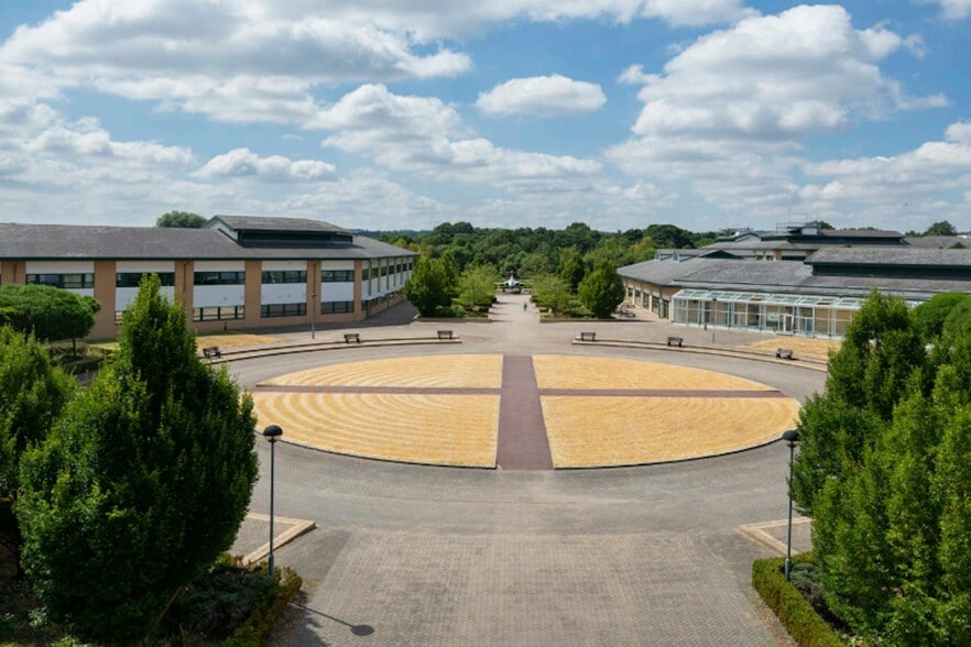 A1 Old Ively Rd, Farnborough for lease - Building Photo - Image 3 of 5