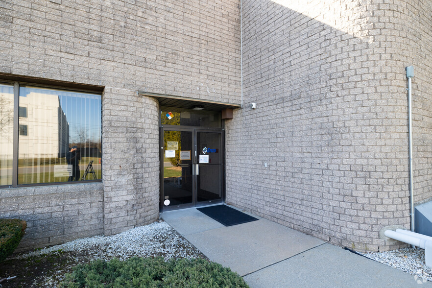 60 Executive Blvd, Farmingdale, NY for lease - Building Photo - Image 2 of 13