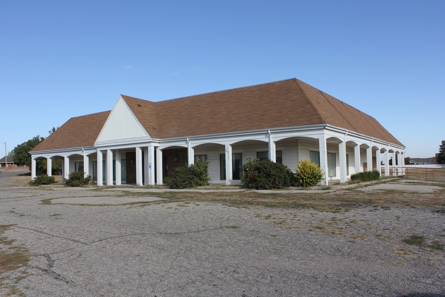 408 W Frontview St, Dodge City, KS for sale - Building Photo - Image 1 of 1