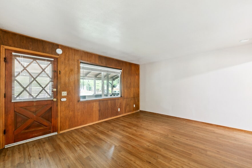 1222 Sierra Blvd, South Lake Tahoe, CA for sale - Building Photo - Image 3 of 14