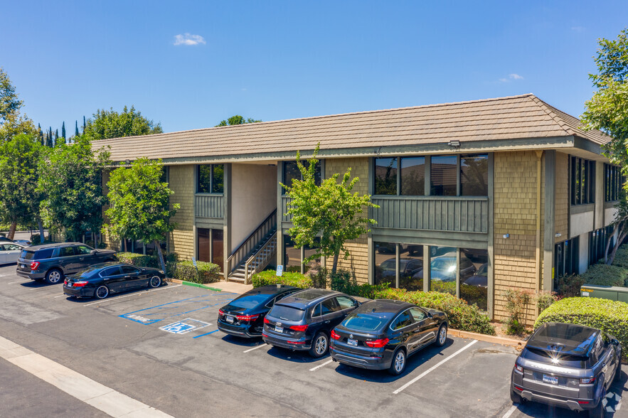 17671 Irvine Blvd, Tustin, CA for lease - Primary Photo - Image 1 of 18