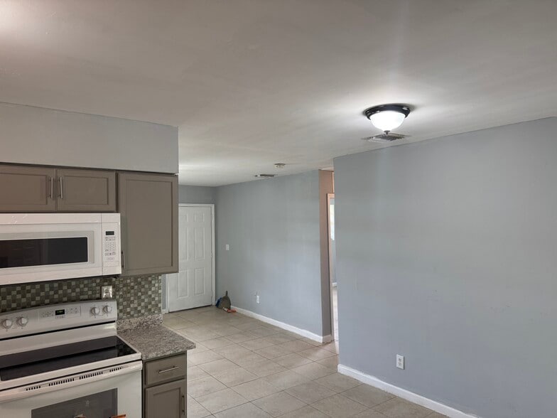 1740 SW 70th Way, North Lauderdale, FL for sale - Primary Photo - Image 3 of 3