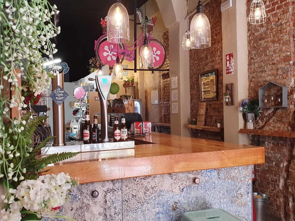 Retail in Madrid, Madrid for lease Building Photo- Image 1 of 2