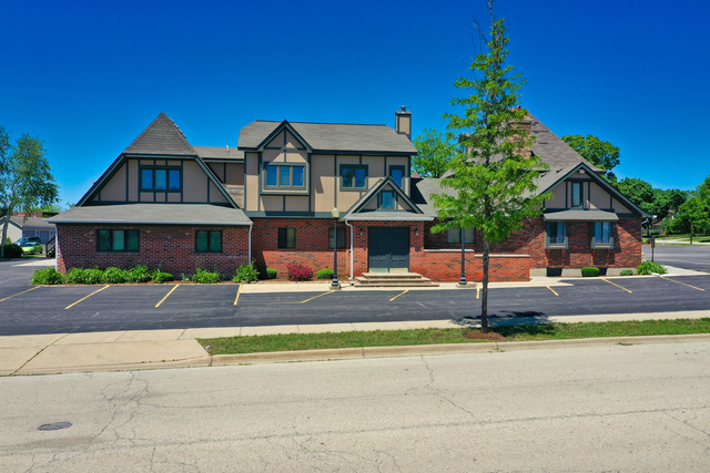 825 Village Quarter Rd, West Dundee, IL for sale - Primary Photo - Image 1 of 56