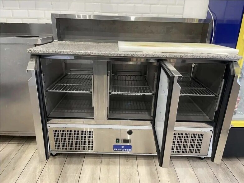 Retail in Paris for lease - Interior Photo - Image 2 of 5