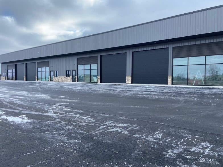 5700 W Clairemont Dr, Appleton, WI for lease - Building Photo - Image 3 of 14