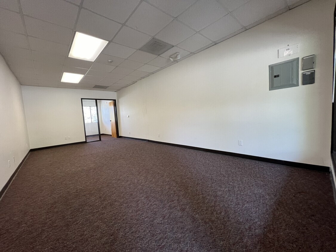 28215 Agoura Rd, Agoura Hills, CA for lease Building Photo- Image 1 of 3