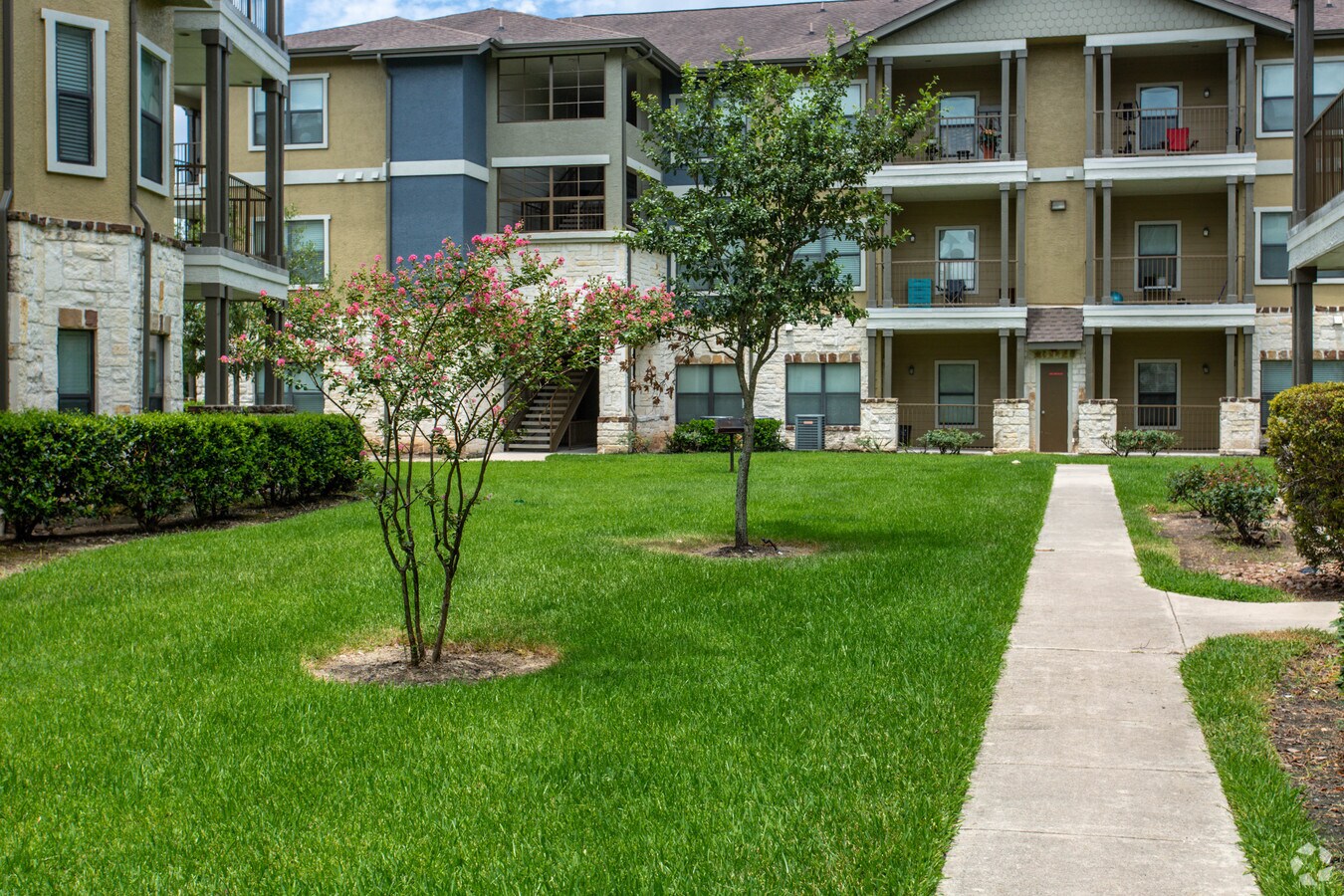 101 Hollow Tree Ln, Houston, TX 77090