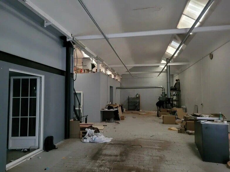 Flex in Le Houlme for lease - Interior Photo - Image 3 of 9