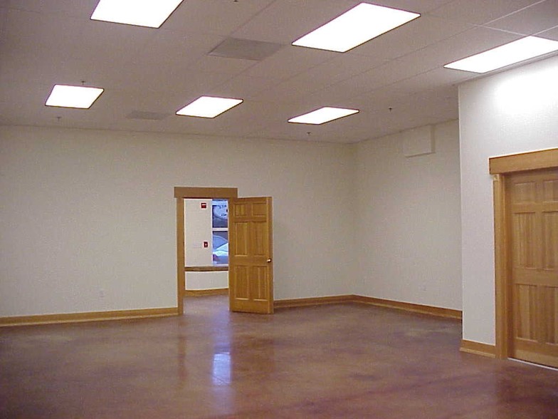 300-308 NE 1st St, Winlock, WA for lease - Interior Photo - Image 2 of 9