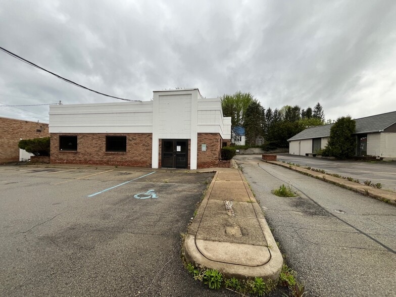 1306 Memorial Blvd, Connellsville, PA for lease - Building Photo - Image 1 of 11