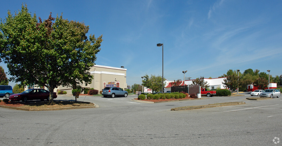 2201-2235 Fleming Rd, Greensboro, NC for lease - Building Photo - Image 3 of 4