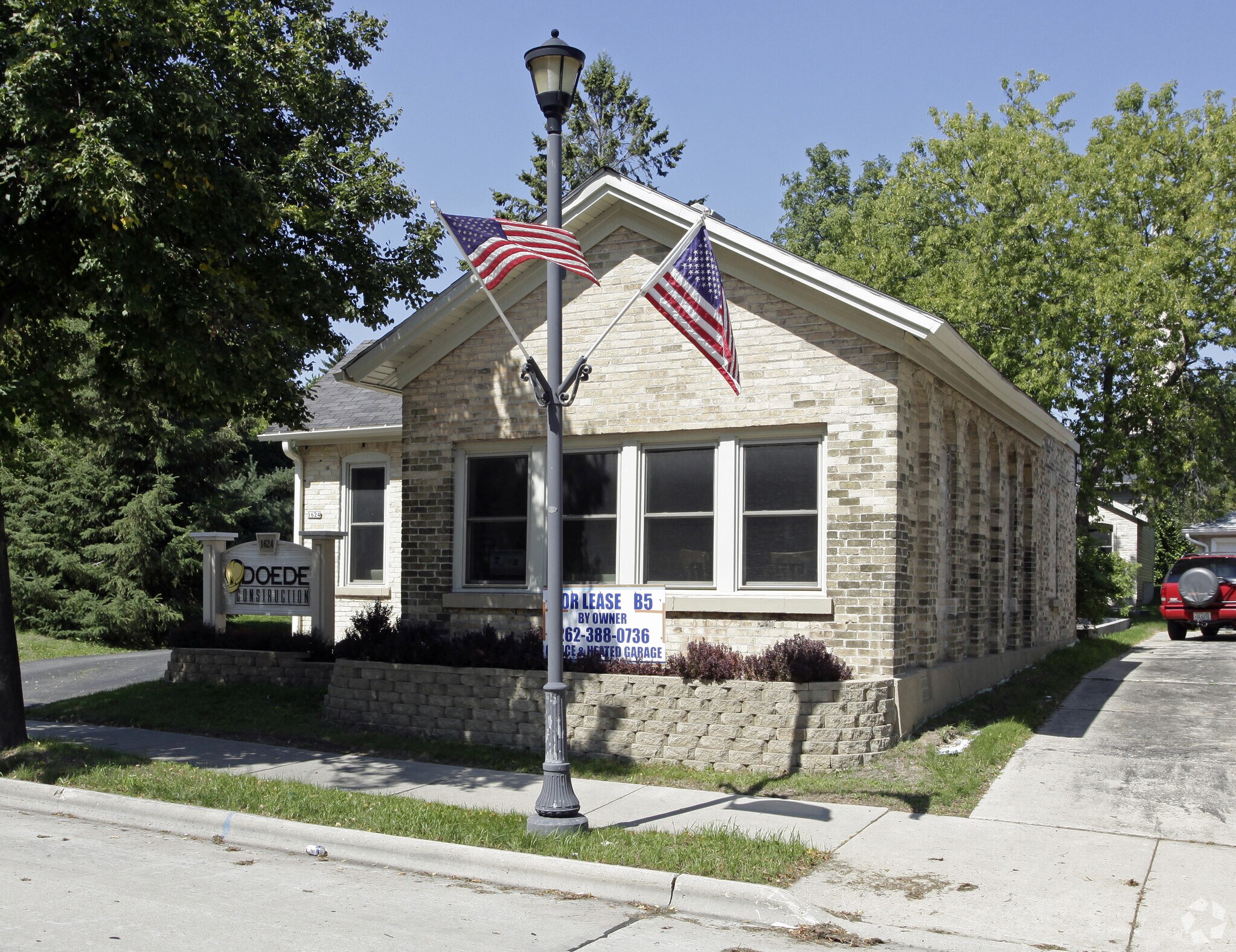 1624 Barton Ave, West Bend, WI for sale Primary Photo- Image 1 of 1