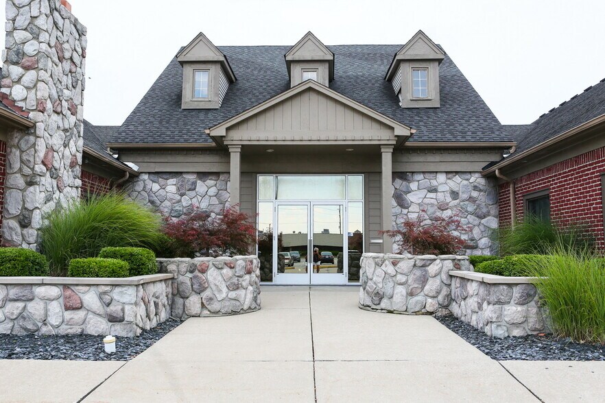 42822 Garfield Rd, Clinton Township, MI 48038