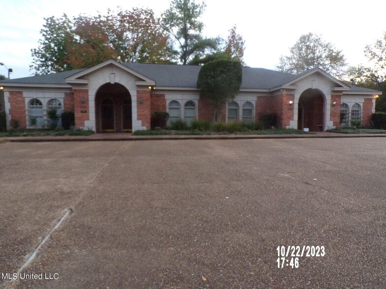 385 Edgewood Terrace Dr, Jackson, MS for sale - Building Photo - Image 1 of 12