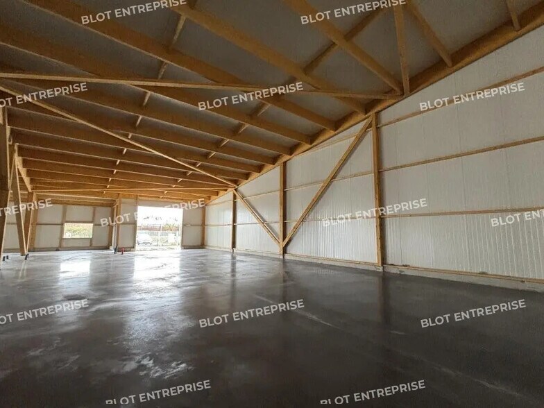 Flex in Bouaye for lease - Interior Photo - Image 2 of 9