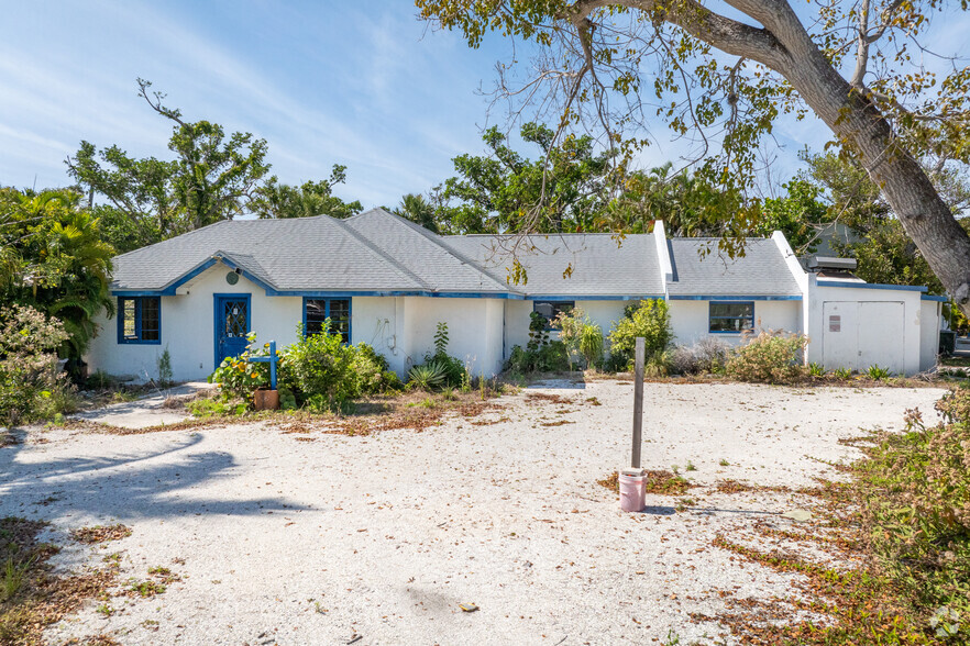 1544 Periwinkle Way, Sanibel, FL for sale - Building Photo - Image 2 of 5